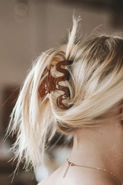 TIEPOLOGY THREE WAVES HAIR CLIP · BROWN SUGAR