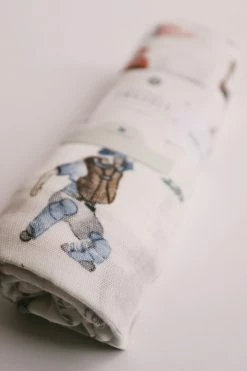 LITTLE UNICORN DELUXE MUSLIN SWADDLE BLANKET · HOME RUN