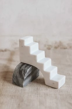 BLOOMINGVILLE MARBLE STAIR DECOR
