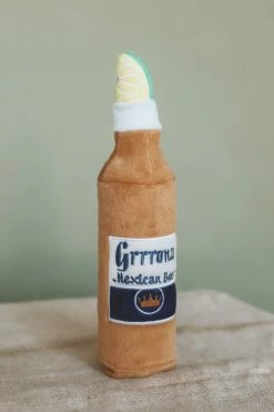 HAUTE DIGGITY DOG GRRRONA BEER WATER BOTTLE CRACKLER TOY LIFESTYLE 7 HAUTE DIGGITY DOG GRRRONA BEER WATER BOTTLE CRACKLER TOY LIFESTYLE