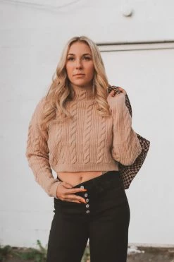 LISTICLE CORA CROP TOP SWEATER