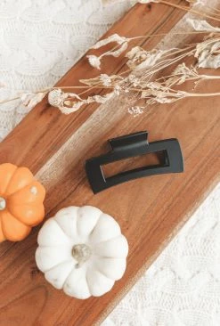 TIEPOLOGY RECTANGULAR HAIR CLIP · BLACK