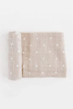 Kittsona COTTON MUSLIN SWADDLE · TAUPE CROSS
