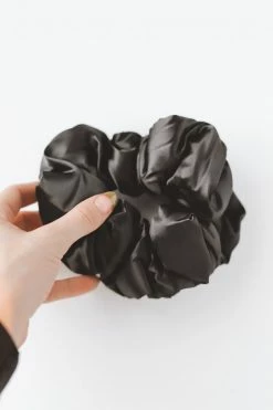 KITSCH ACCESSORIES SATIN PILLOW SCRUNCHIE