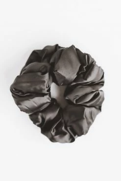 KITSCH ACCESSORIES SATIN PILLOW SCRUNCHIE