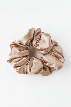 KITSCH ACCESSORIES SATIN PILLOW SCRUNCHIE