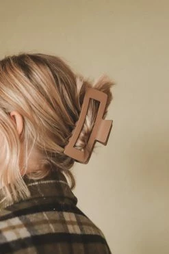 TIEPOLOGY LARGE RECTANGULAR HAIR CLAW CLIP · MATTE MOCHA ACCESSORIES