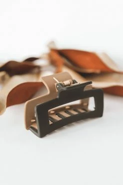 La3 Accessories 2-TONE RECTANGULAR HAIR CLIP