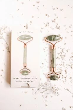 EARTH HARBOR NATURALS LIFESTYLE JADE ROSE GOLD FACIAL ROLLER