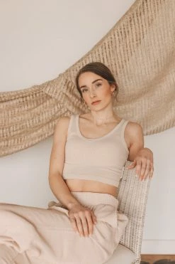 MONO B Crop Tops RIBBED SEAMLESS CROPPED TANK · STONE