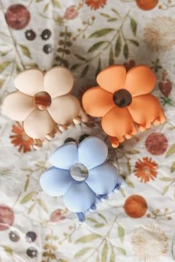 ELLISON + YOUNG MATTE FLOWER POWER HAIR CLIP ACCESSORIES