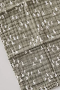 MEBIE BABY PINES BURP CLOTH