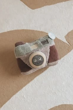 JELLYCAT WIGGIDY CAMERA PLUSH 7" LIFESTYLE