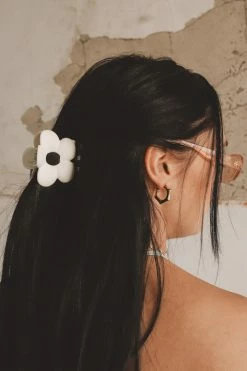 WALL TO WALL VINTAGE FLOWER HAIR CLIP ACCESSORIES
