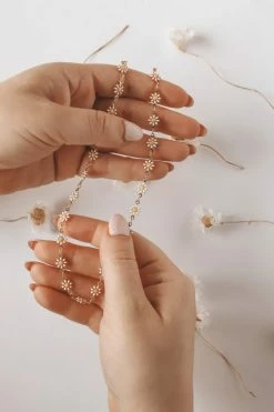 ELLISON + YOUNG ACCESSORIES ALL AROUND DAISY NECKLACE