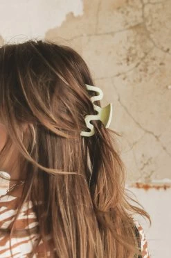 WALL TO WALL ACCESSORIES WAVY HAIR CLIP