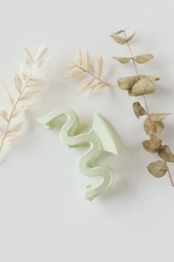 WALL TO WALL ACCESSORIES WAVY HAIR CLIP