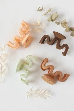 WALL TO WALL ACCESSORIES WAVY HAIR CLIP