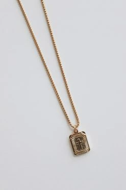 AMADY JEWELRY CROSS MEDALLION PENDANT NECKLACE · 18K GOLD