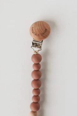 CHEWABLE CHARM LIFESTYLE CLASSIC PACIFIER CLIP · WOOD + MAUVEWOOD