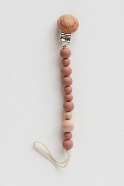 CHEWABLE CHARM LIFESTYLE CLASSIC PACIFIER CLIP · WOOD + MAUVEWOOD