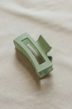 WALL TO WALL RECTANGULAR MATTE HAIR CLIP
